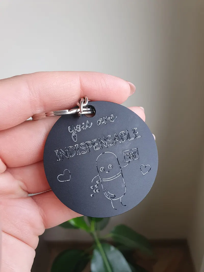 Breloc rotund din plexiglas negru gravat laser cu mesaj personalizat