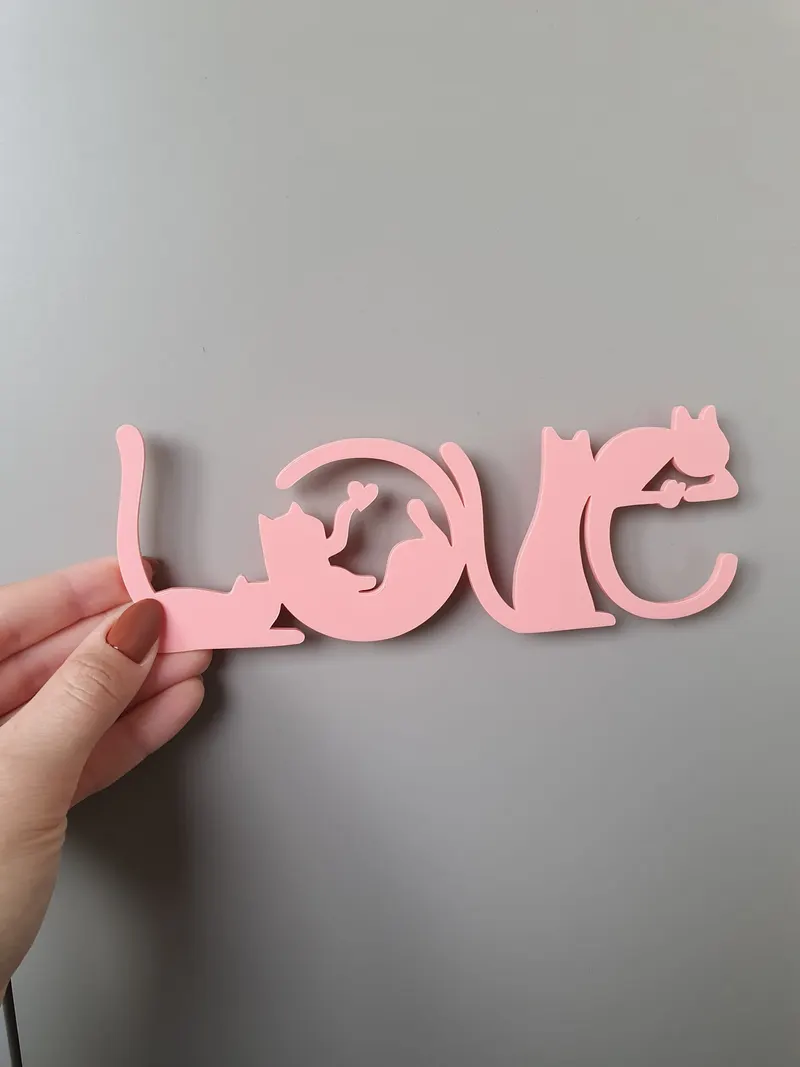 Decor „LOVE” din plexiglas roz tăiat laser, cu siluete de pisici integrate în litere