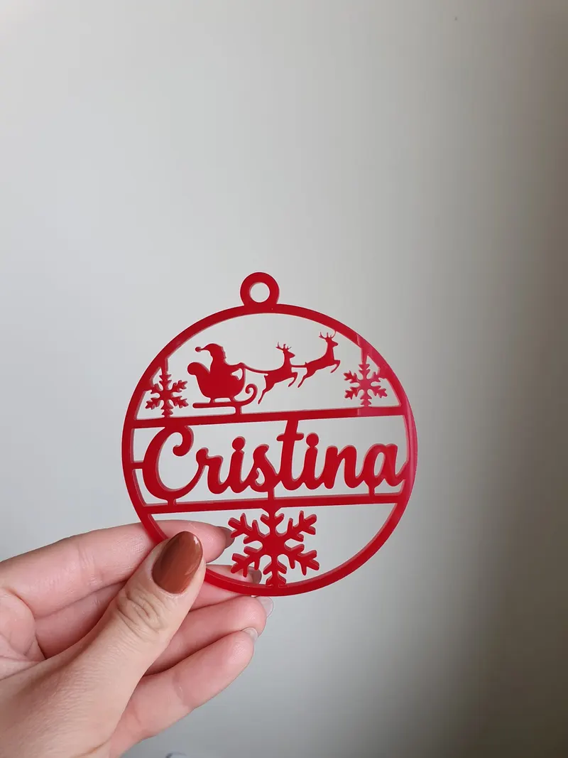 Glob de Crăciun roșu din plexiglas personalizat cu numele Cristina