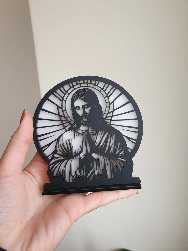 Icoană decorativă cu chipul lui Isus din plexiglas negru decupat laser pe fundal alb, cu suport pentru masă sau raft