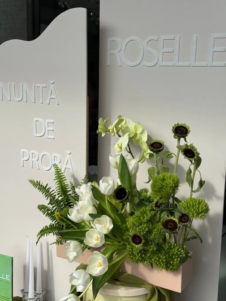 Panouri arcuite cu litere volumetrice din plexiglas alb „Nuntă de probă” și „Roselle”, lângă un aranjament floral