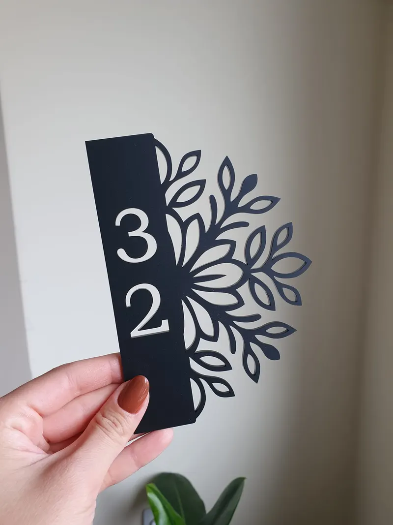 Număr de casă din plexiglas negru cu model floral decupat laser