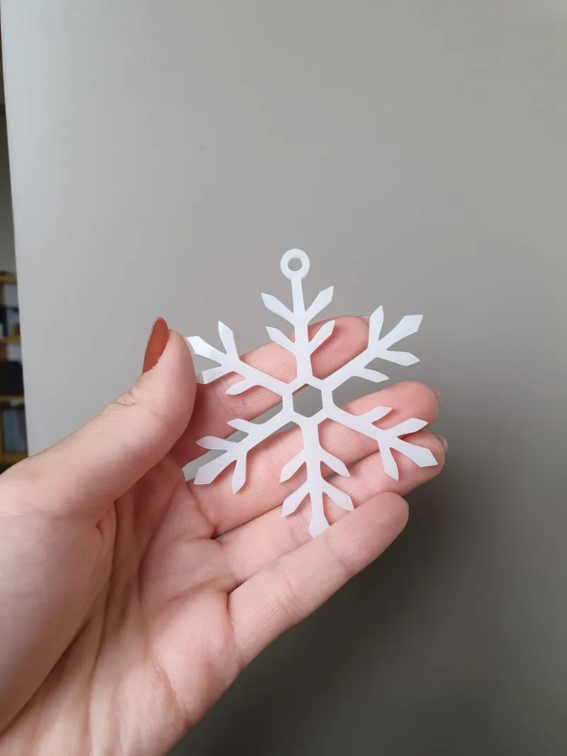 Ornament fulg de nea din plexiglas alb tăiat laser, cu orificiu pentru agățare în brad