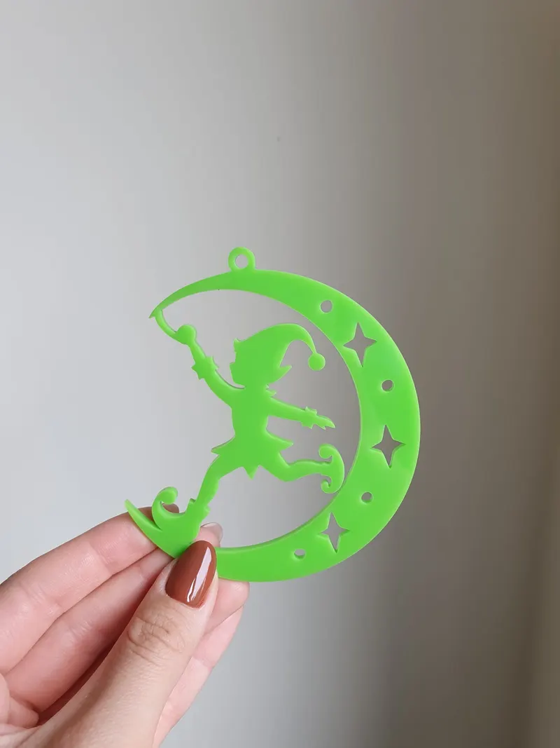Ornament de Crăciun din plexiglas verde cu un spiriduș pe o semilună și stele decupate laser