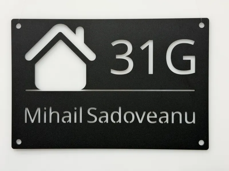 Plăcuță de adresă din oțel vopsit negru mat, decupată laser, cu siluetă de casă și text personalizat