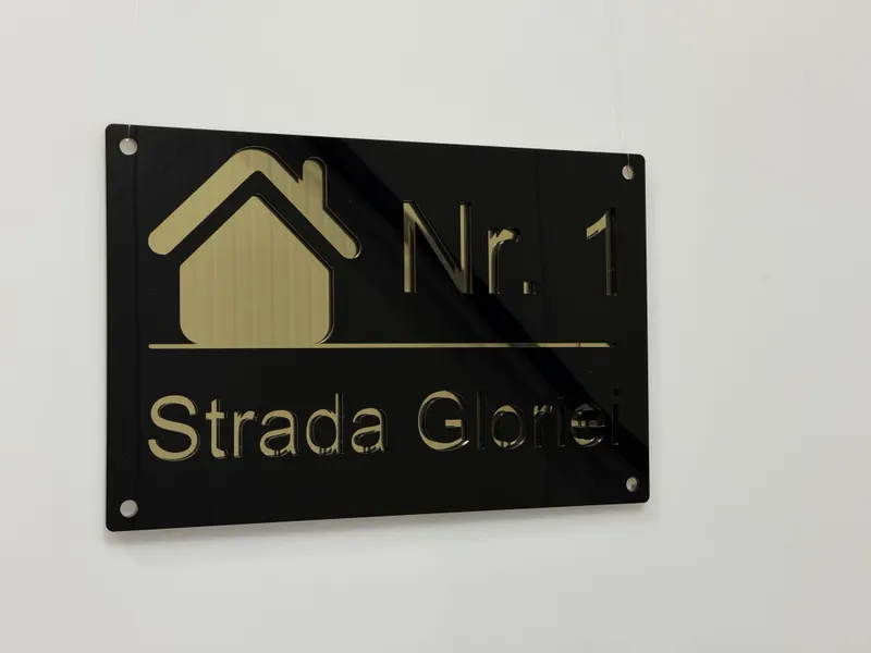 Plăcuță de adresă din plexiglas negru lucios cu pictogramă de casă și text auriu